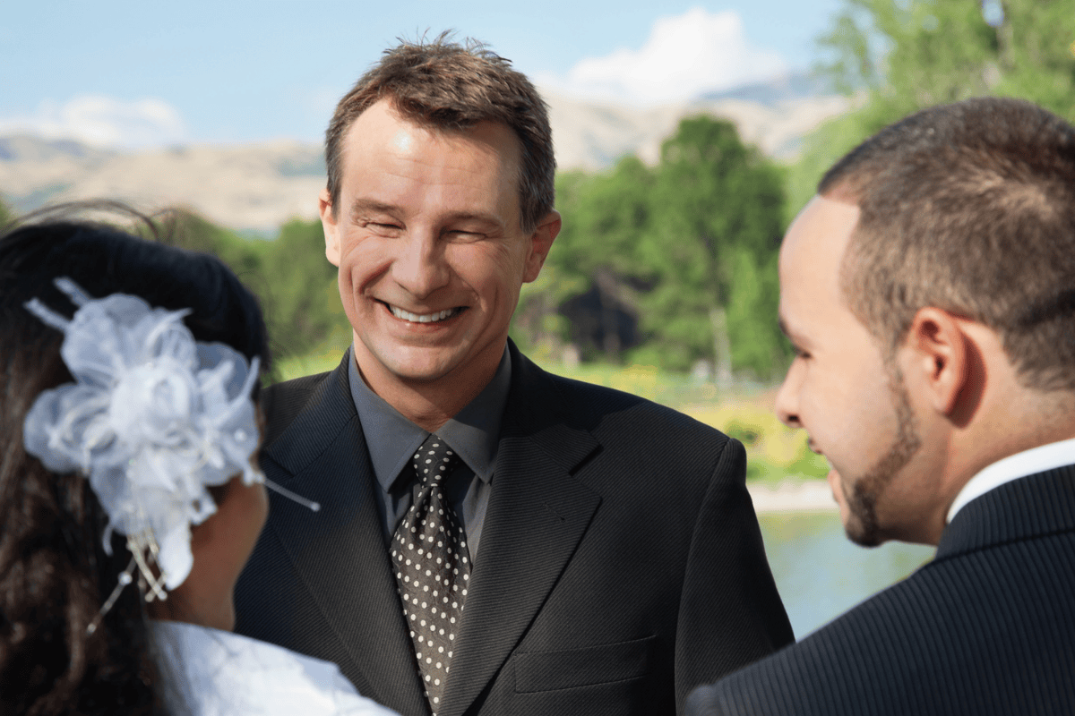 Thank You, Wedding Officiant: Gift Ideas to Show Your Gratitude