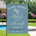 Personalized garden flag for a bachelorette party with cocktail design on a blue background.